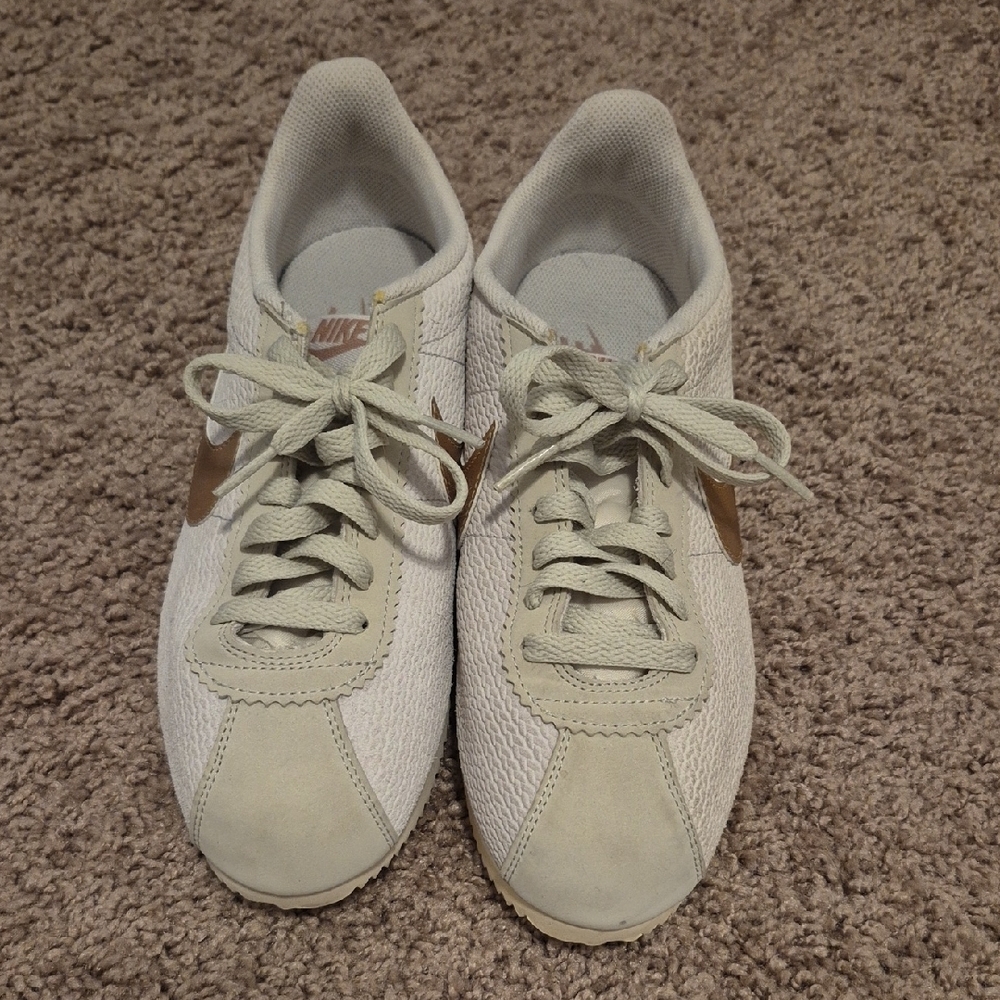 Nike Brown and Tan Athletic Shoes with Low-Top Design